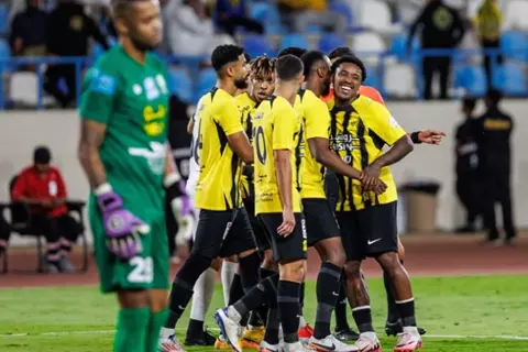 بثنائية بنزيما وعوار.. اتحاد جدة يهزم الأخدود في الدوري السعودي